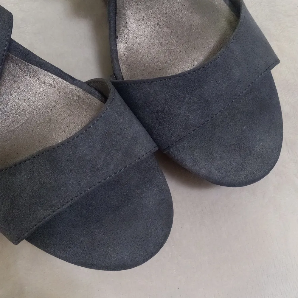 G by Guess Steel Blue & Faux Wood Strappy Platform Wedge Sandals NWOT - Image 3