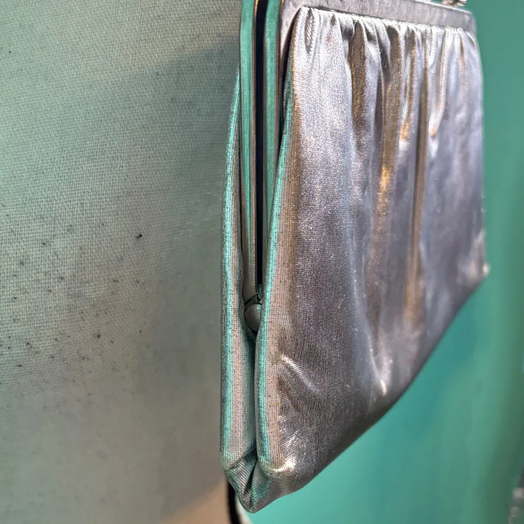 Chic Silver Vintage Handled Kiss lock Clutch - Image 6