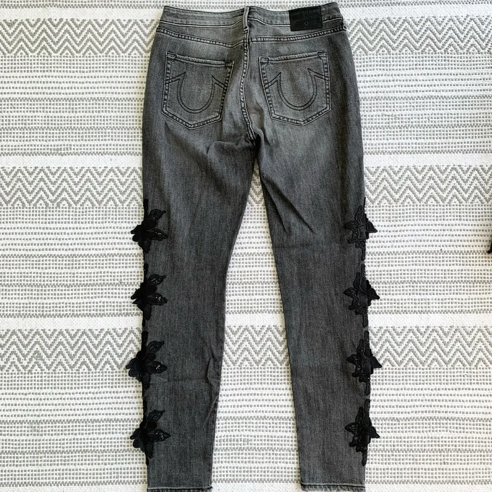 Floral embroidery True Religion Curvy Jean size 30 - Image 4