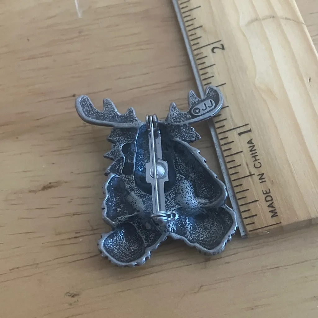 Cute Moose brooch with Red Bow Gray - Image 2