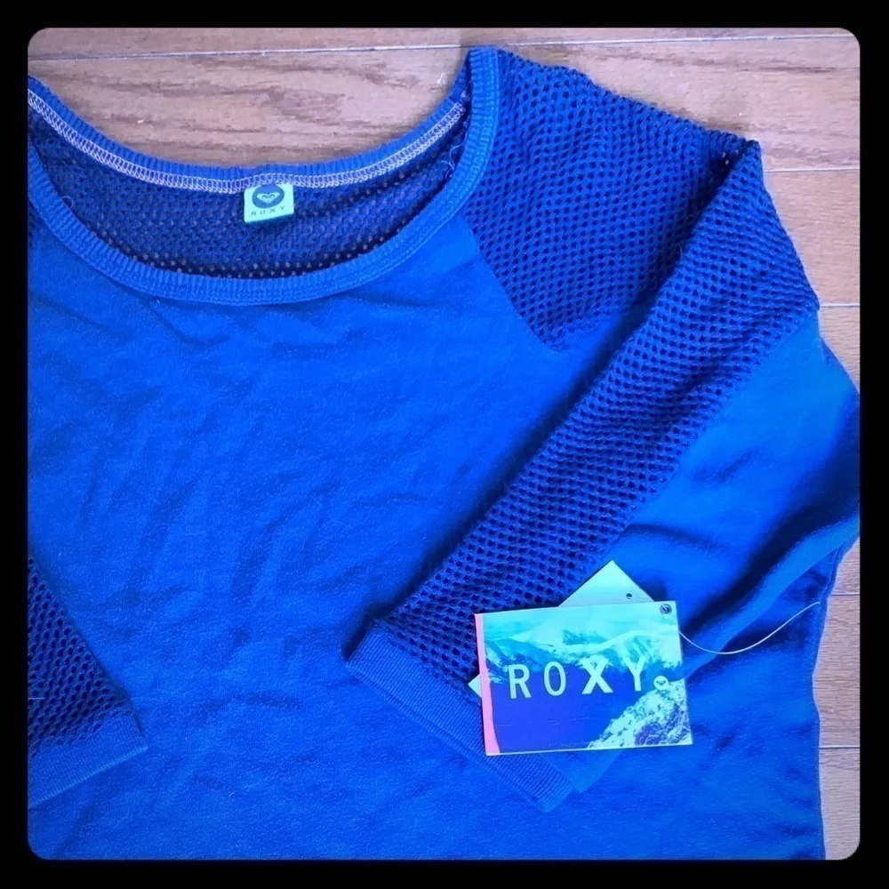 Roxy NWT Navy Mesh Detail Top Large - Image 2