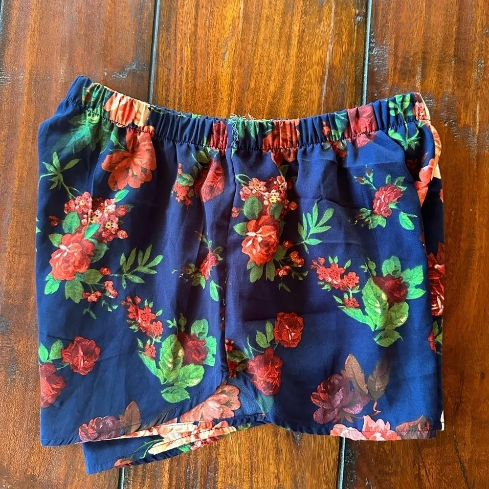 GUC ambiance apparel flower shorts Sz M Blue Size M - Image 4