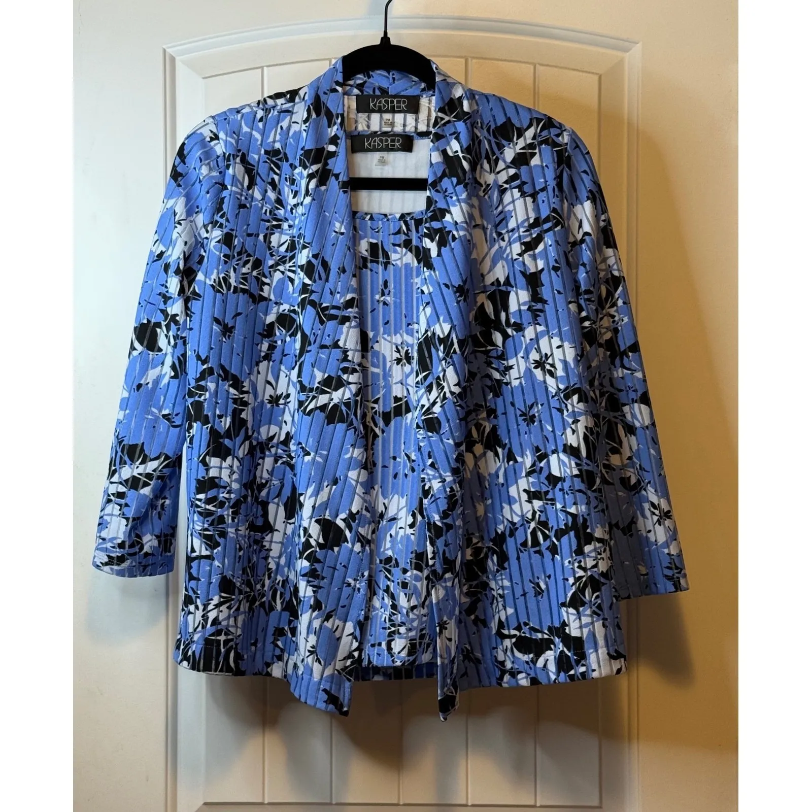 Kasper Women's 2 Piece Outfit Blue‎ Floral Pleated Jacket Tank Top PM Workwear # - Image 2