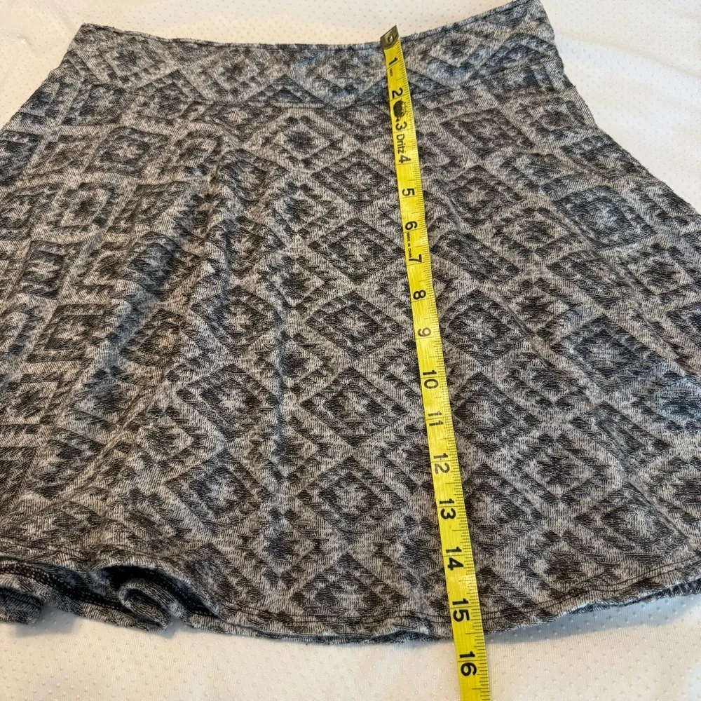 American Eagle Geometric Skater Skirt Size Medium Black Gray - Image 6