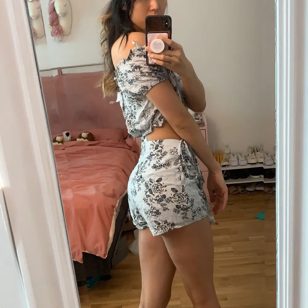 NWT LF blue floral wrap short and off the shoulder top set - Image 3