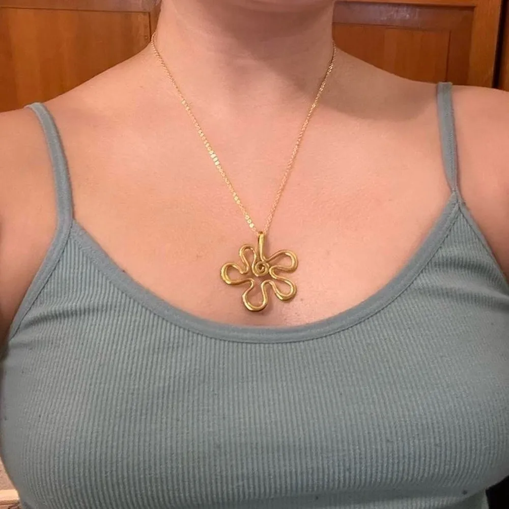 Y2K Doodle Flower Necklace Gold - Image 2