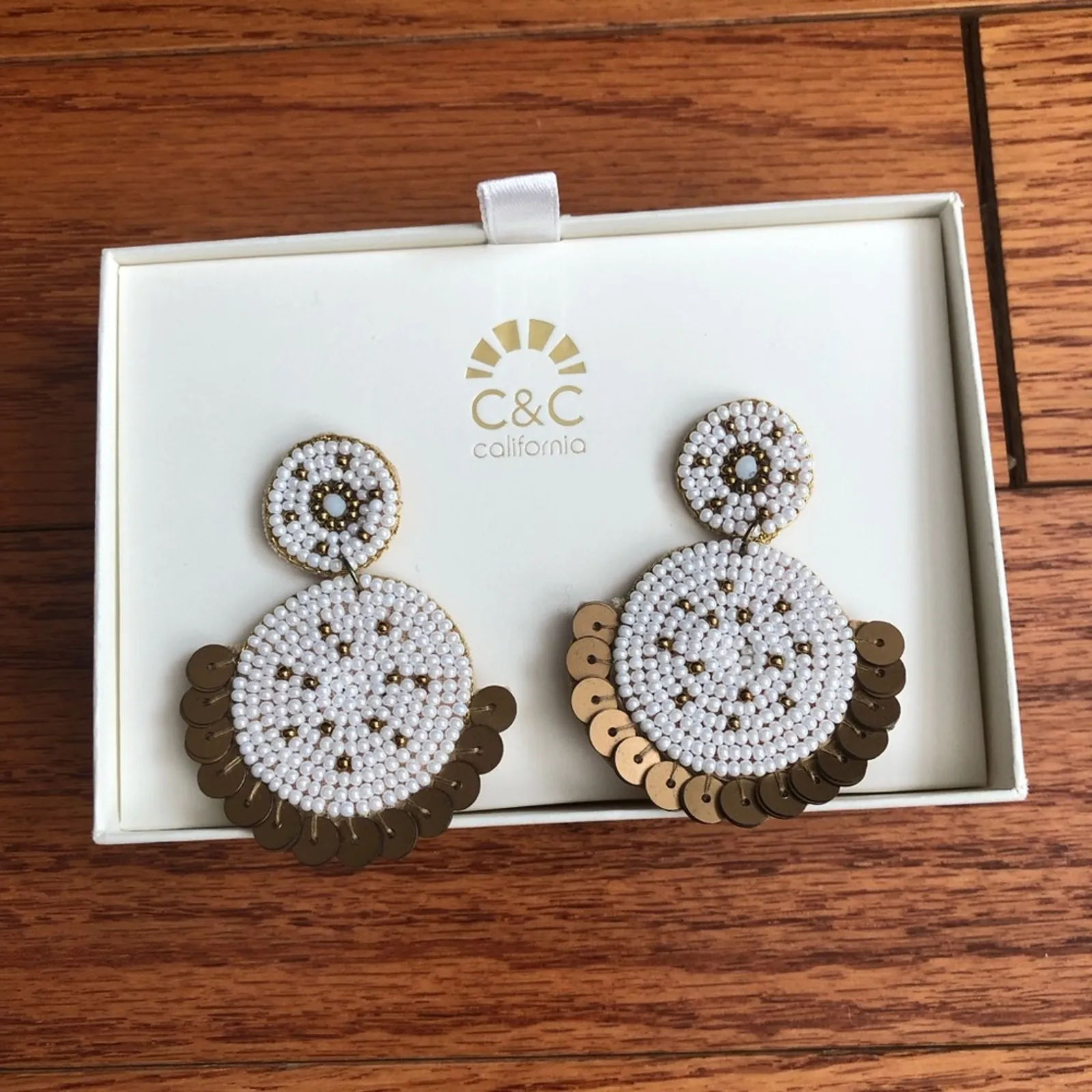 C&C CALIFORNIA Glass Beads White & Tan Dangling Earrings NWT - Image 2