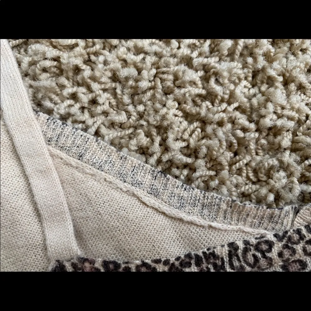 Bisou Bisou leopard cheetah top sz M - Image 9