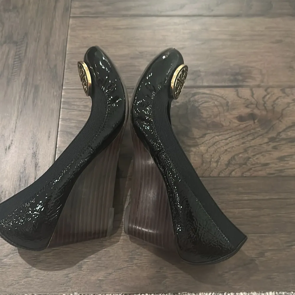Tory Burch Black Patent Leather Wedge Heels Sz 7.5 - Image 5
