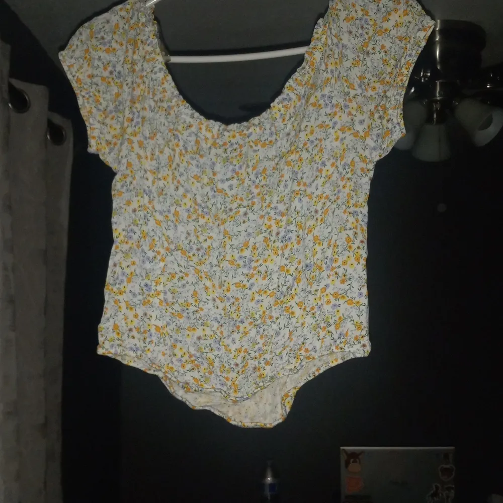 NWOT Floral Crop Top Size Large - Image 2