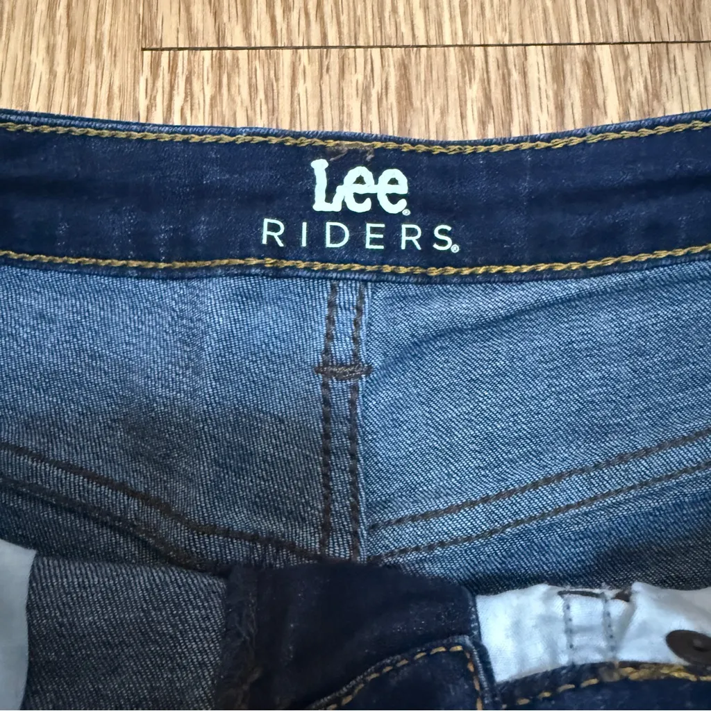 Riders by Lee Indigo Womens Collection Den Shorts  Size 6 - Dark Blue Denim - Image 4