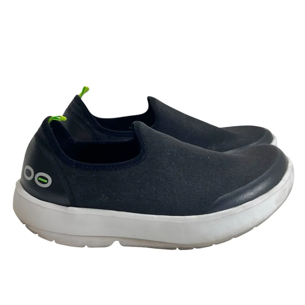 OOFOS OOmg eeZee Low Shoe in Black/White Black Size 8 - Image 3