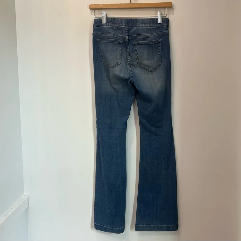 Cello boutique light wash pull on flare jeans size small - Image 2