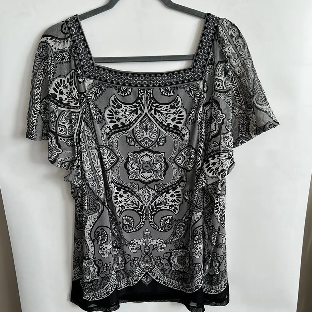 Apt. 9 Black and Gray Ruched Flutter Sleeve Blouse - Image 4