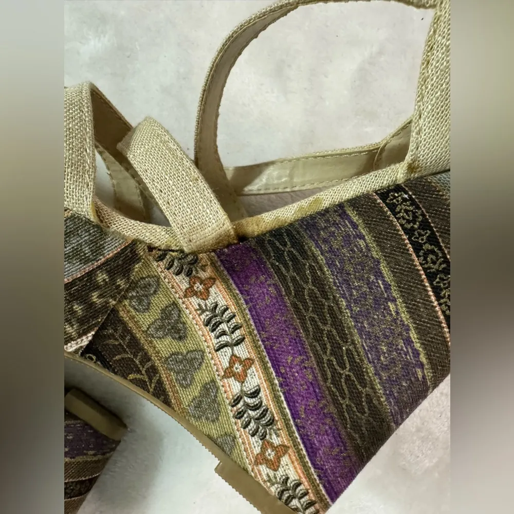 Beige platform heels with crossed strap details. Tan Size 7 - Image 5