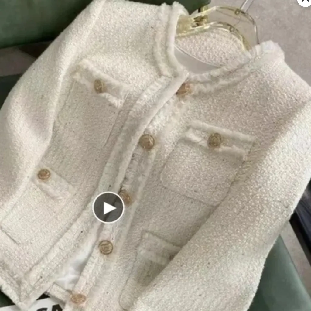 Last One Women’s White Tweed Jacket Fringe Accent Gold embossed button sz lg NWT - Image 2