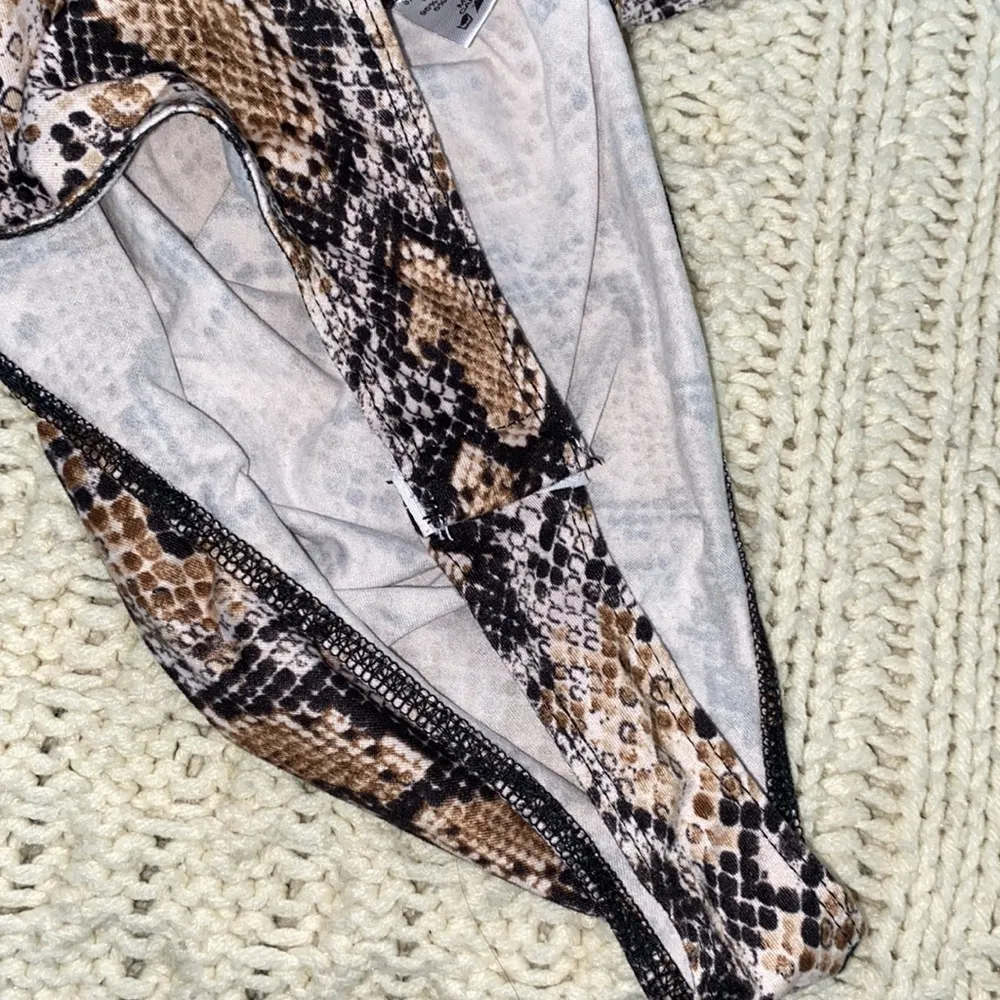 Iris snakeskin print bodysuit size medium - Image 6