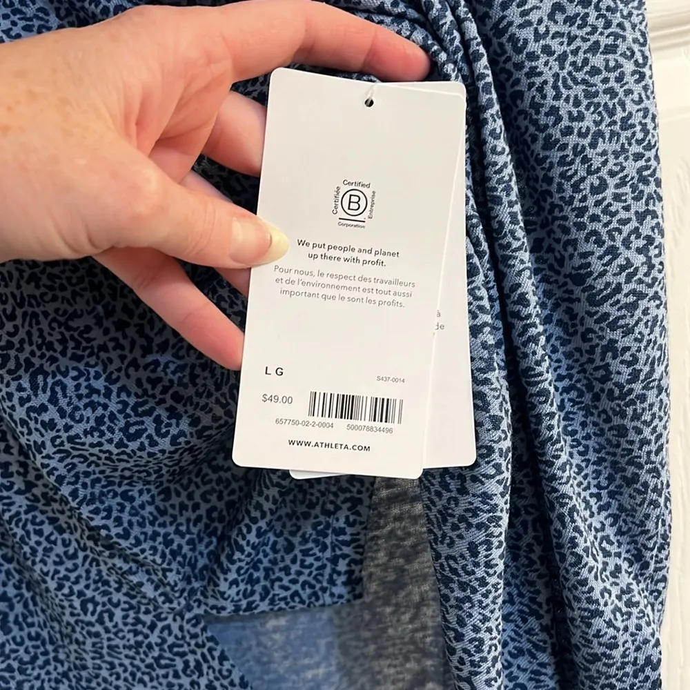 Athleta Breezy Scoop V Tee Size Large New in Blue Animal Print - Image 7