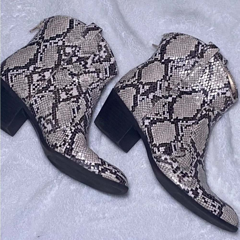 Style & Company MyKenna Western Ankle Bootie. Size 9 - Image 3