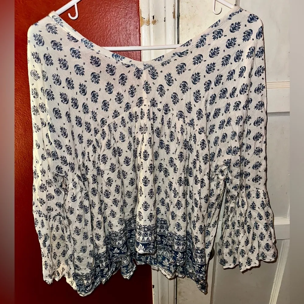 En Creme White and Blue Floral Peasant Top - Size Large - Image 4