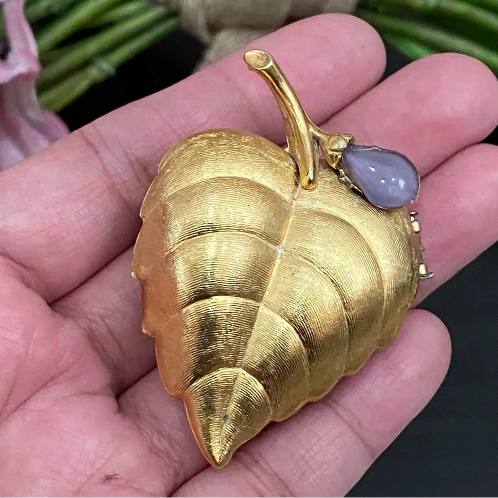 Vintage 70’s AVON Signed Gold with Purple Stone Perfume Locket Brooch - Image 2