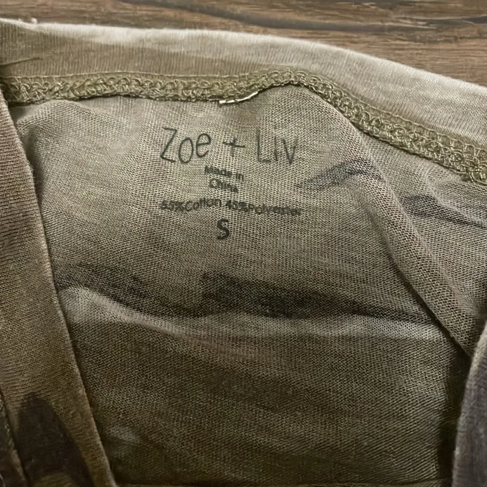 Zoe+Liv Green Camouflage Short Sleeve T-Shirt w/ Pocket, Size Small - Image 2