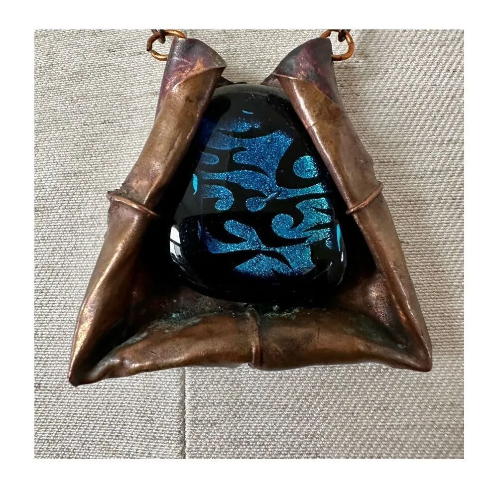 Copper tone blue glass pendant necklace - Image 3