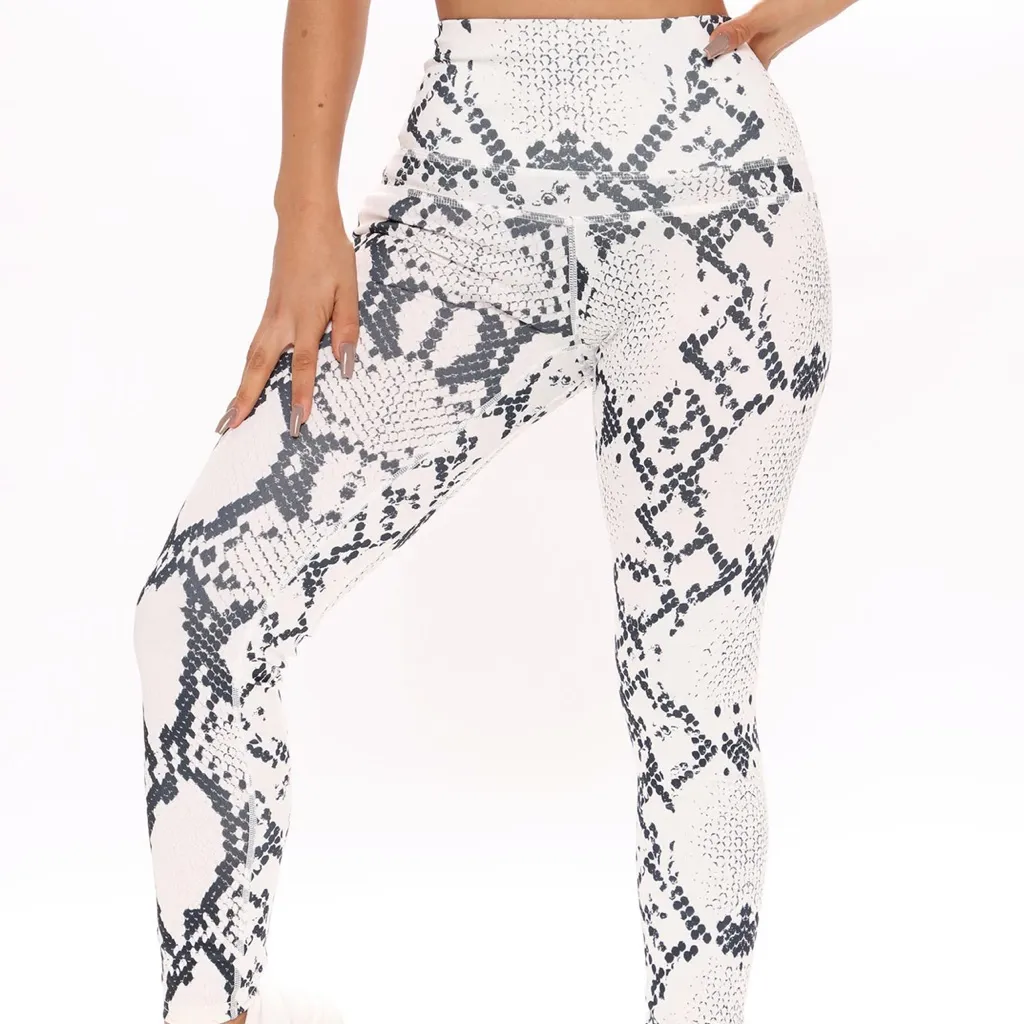 NWT LA SOCIETY YOGA SNAKE PRINT PADDED SET : LEGGINGS AND TOP S White - Image 3