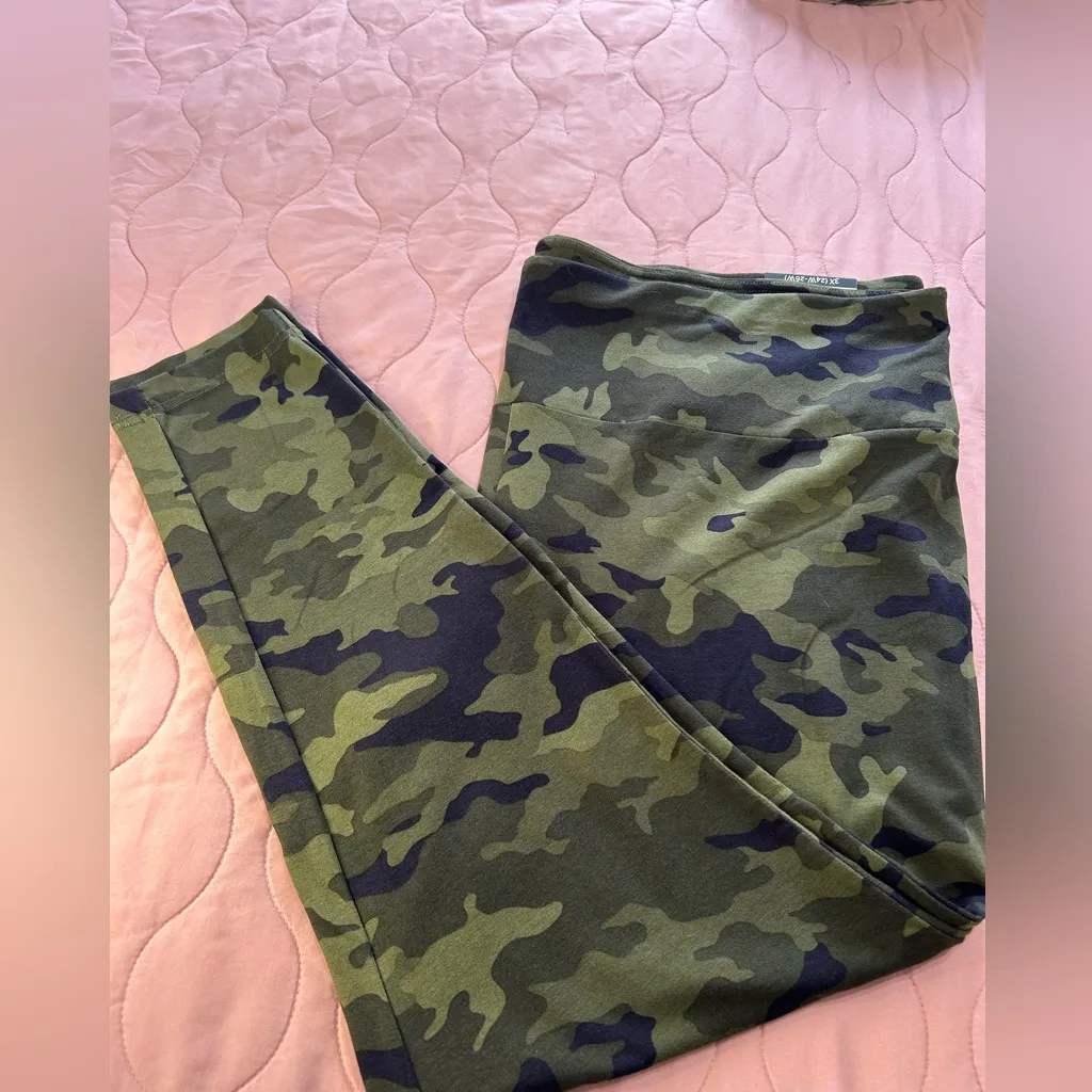 Terra & Sky Camouflage Leggings Green and Black Stretchy Fit - Image 2