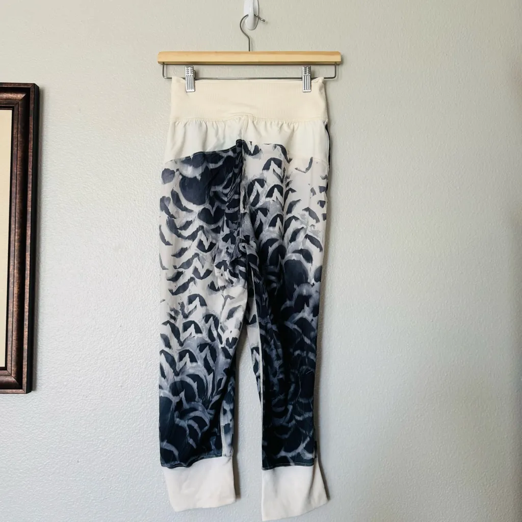 Lululemon Dance To Yoga Pant/Jogger  
Pretty Plume Angel Wing Black Size 4 - Image 9