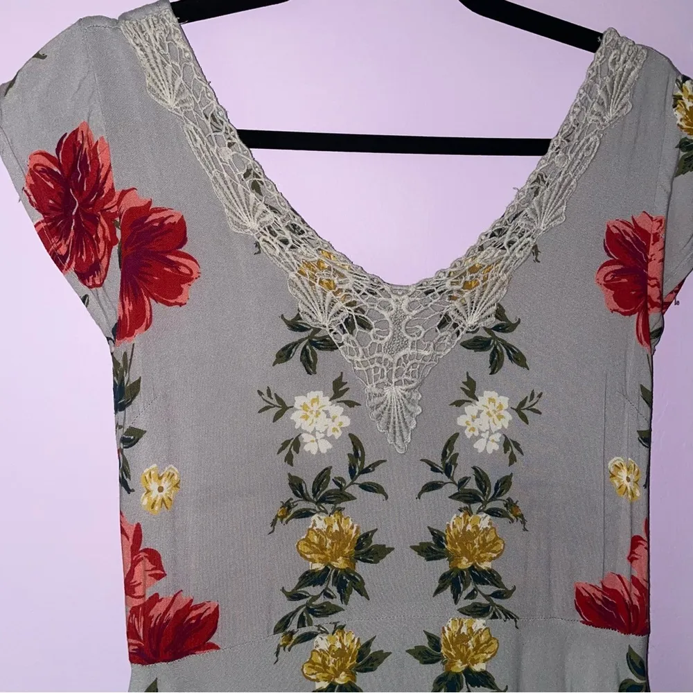 Lola P M Dress Midi Gray Boho Floral Handkerchief Crochet V Neck Size M - Image 2