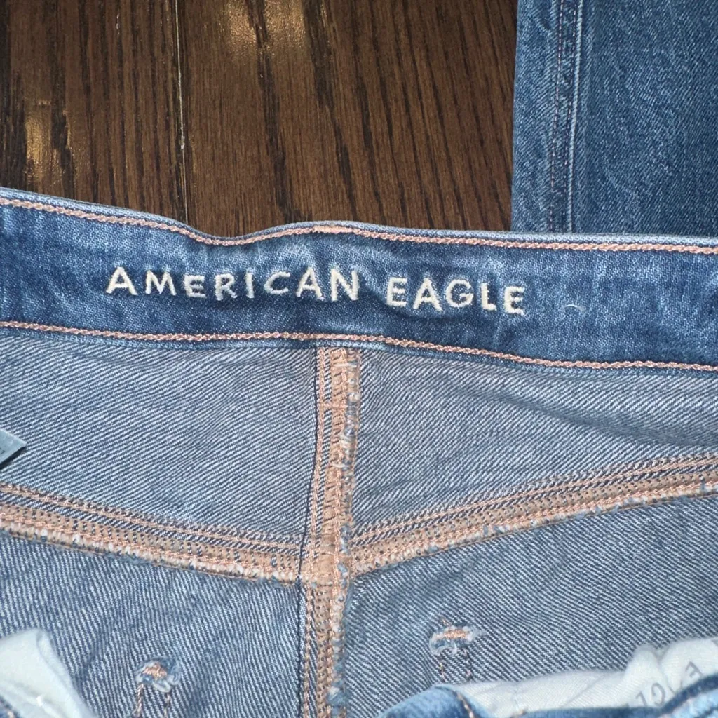 American Eagle MOM jeans distressed size 00 short - Image 3