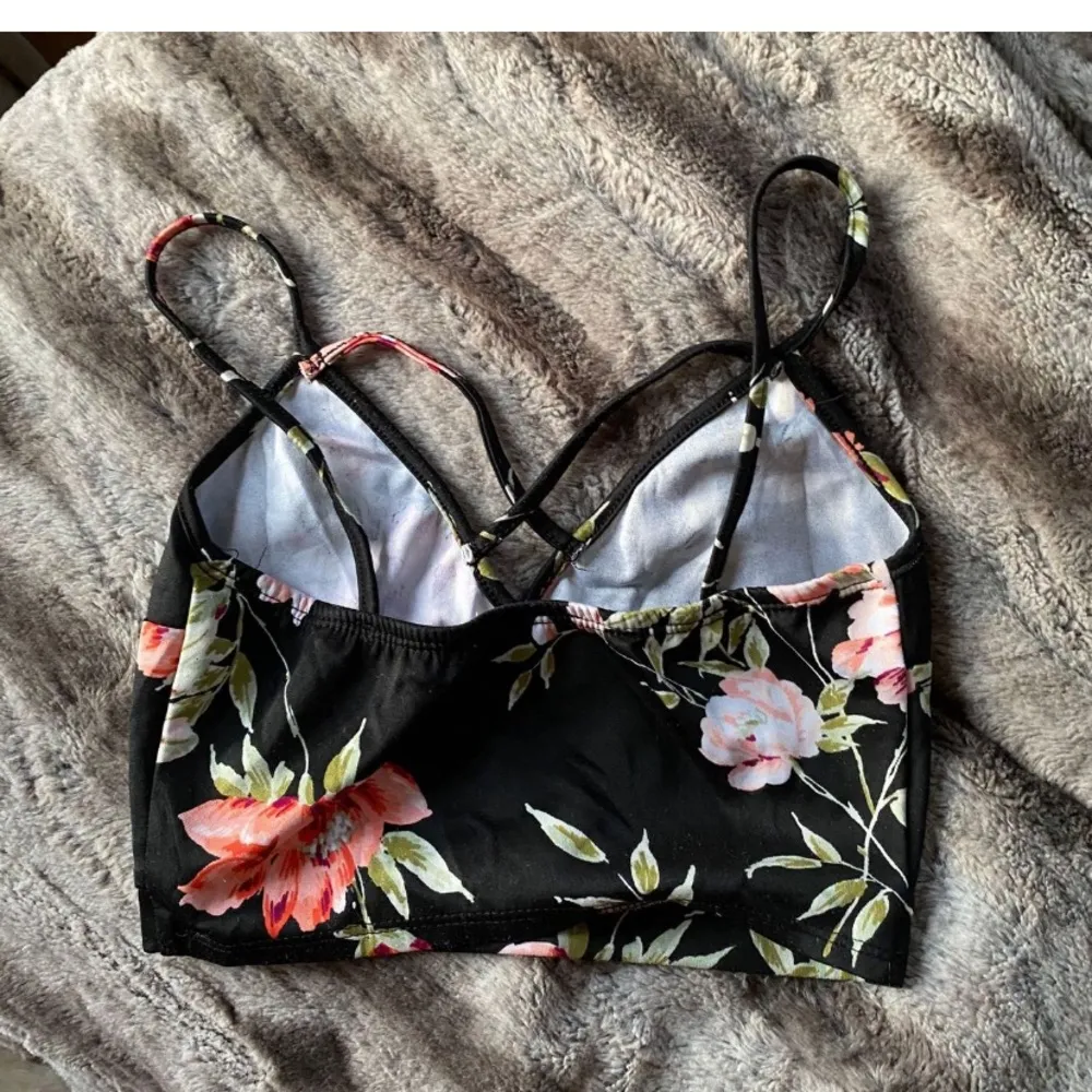 Charlotte Russe Floral Blsck Crop Top with Criss Cross Straps - Image 2