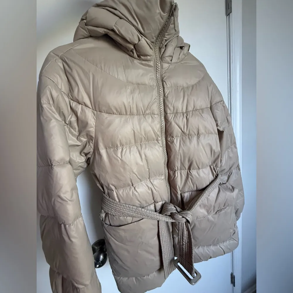 Women’s light brown beige puffer jacket with belt size small Tan - Image 6