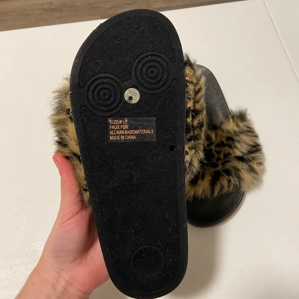 NWOT | Charlotte‎ Russe women’s faux fur slides — size 7 - Image 3