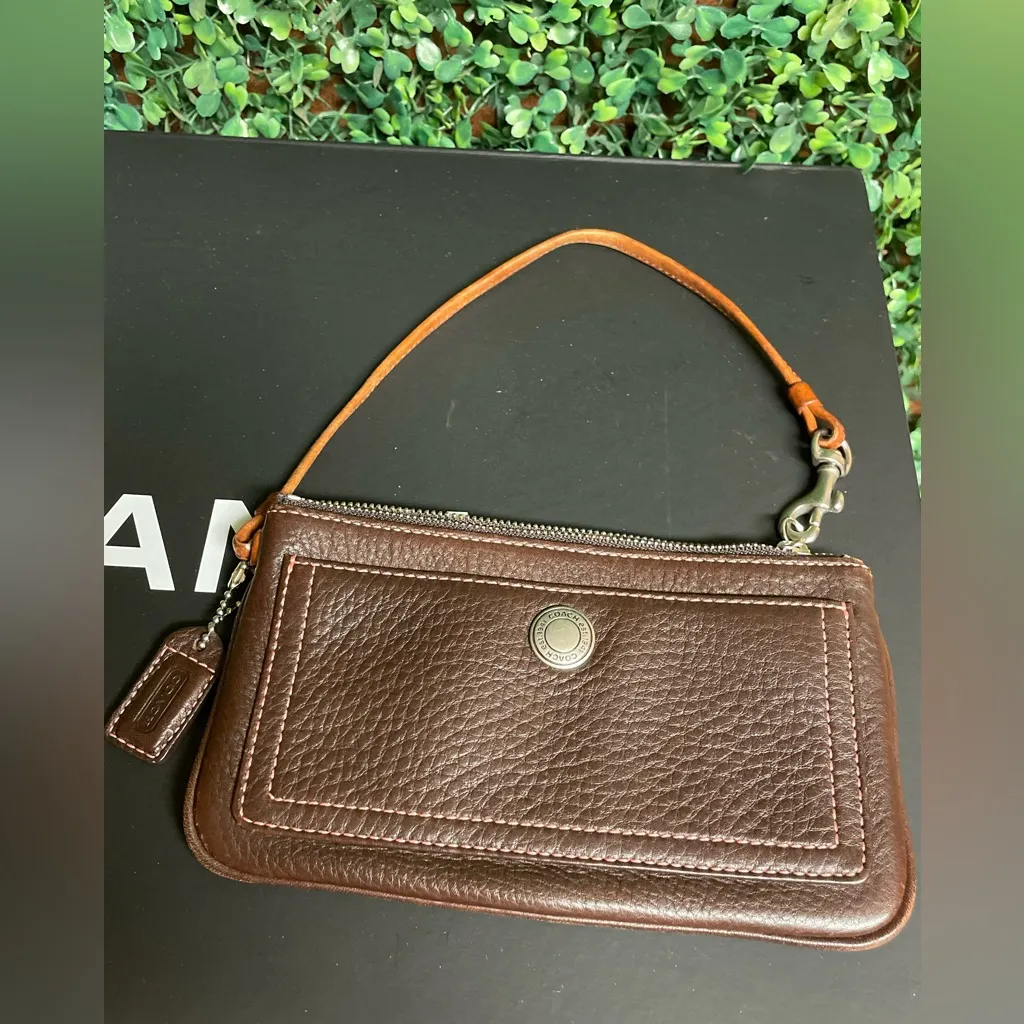 Coach - Vintage Brown Pebbled Leather Zip Wristlet W/ Hangtag & Pink Stitching - Image 5