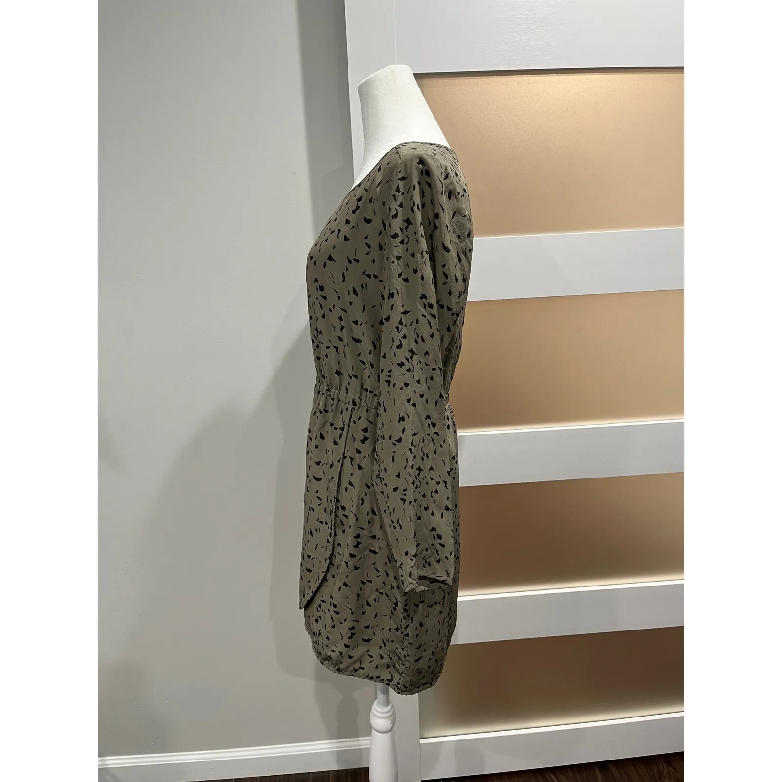 Silk Broadway & Broome Women's Olive Green Black Print Long Sleeve Dress Size 4 Tan - Image 3