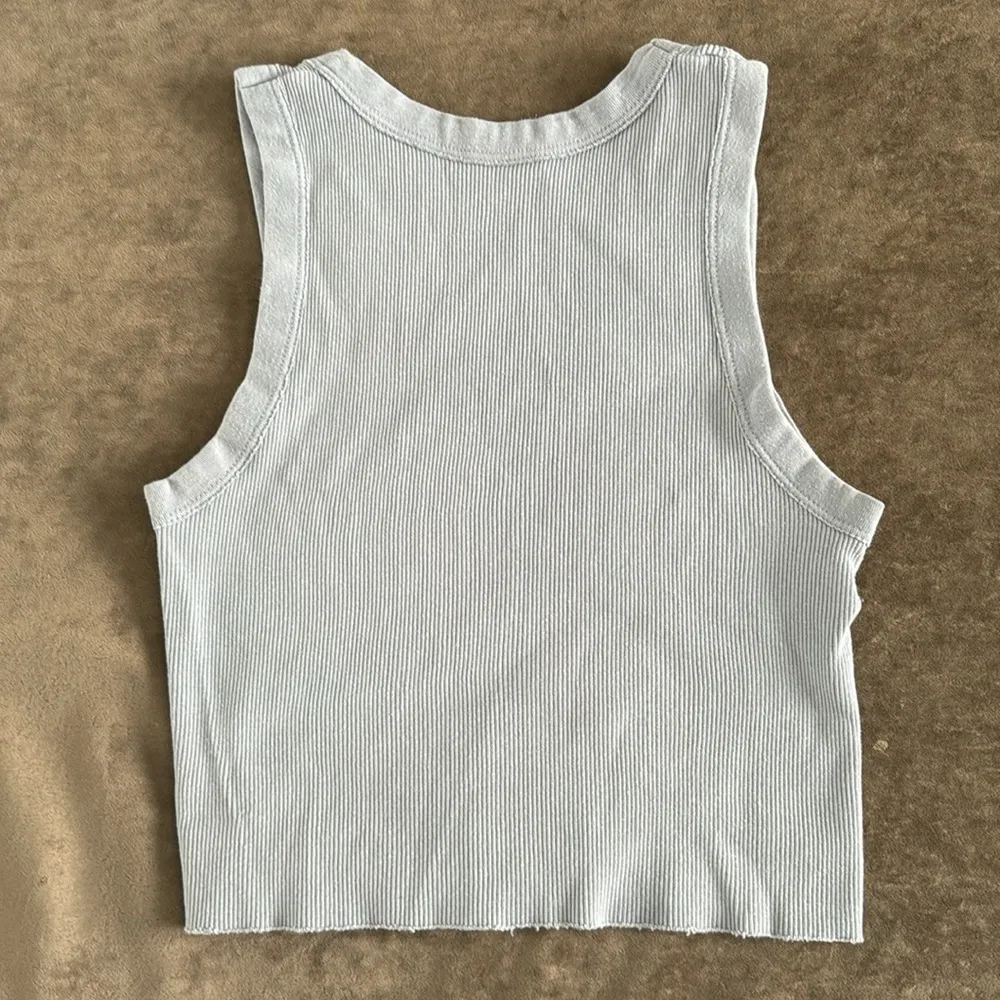Brandy Melville cropped cut tank top. Ribbed. Color- light gray. Size- one size - Image 4