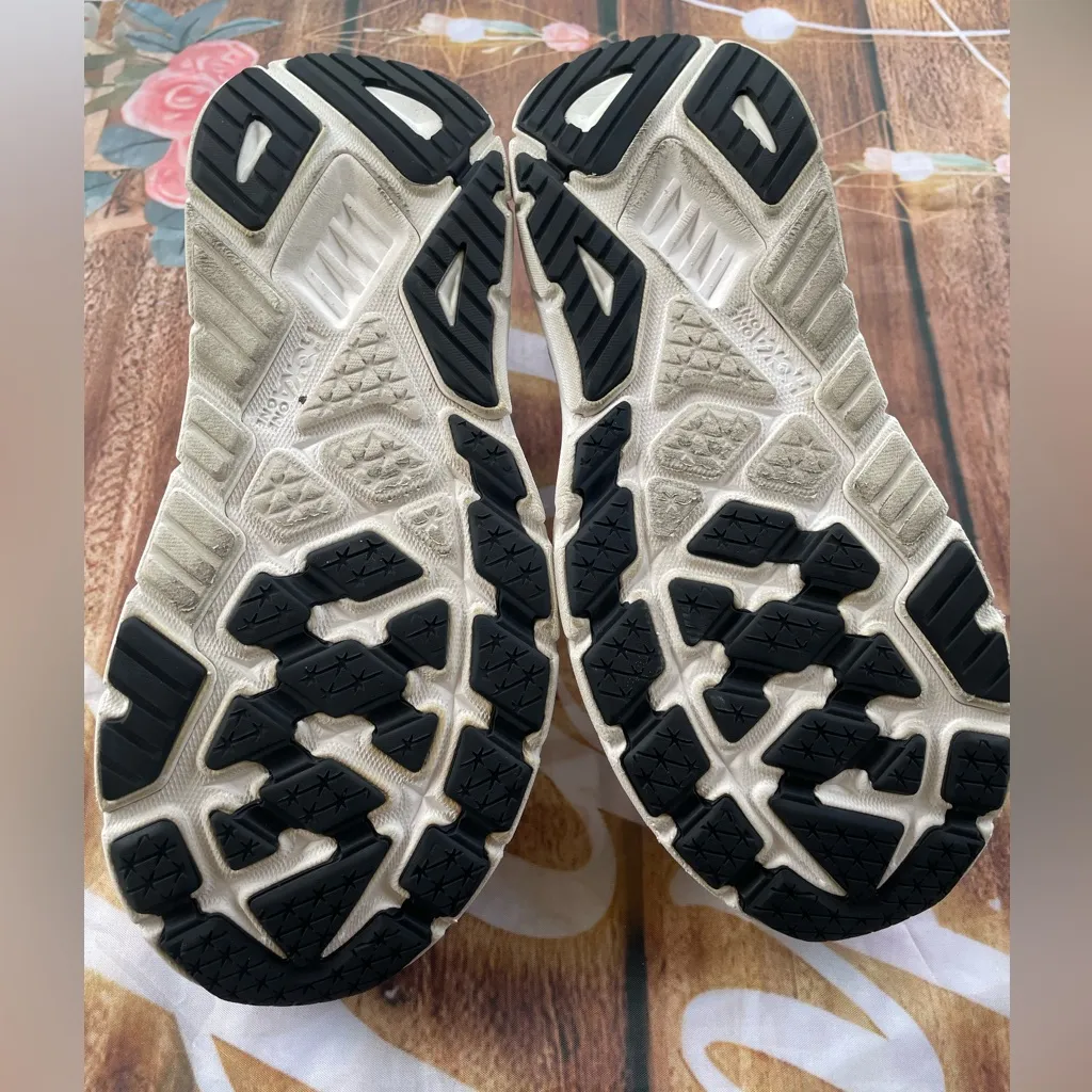 Hoka W Arahi White Athletic Shoes Sleek Design Lace-Up - Image 9