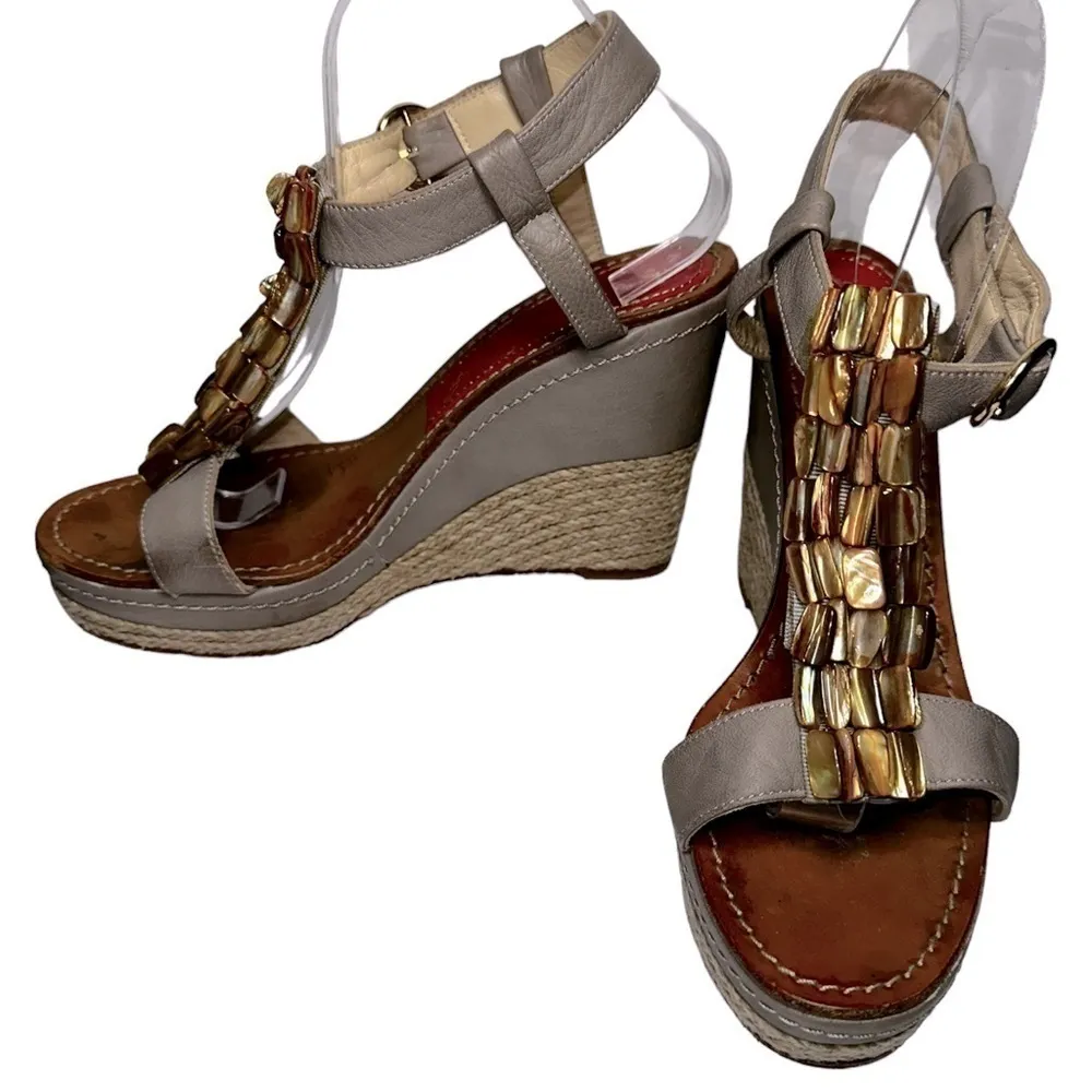 Paloma Barcelo Women’s 9 Light Gray Leather Shell Front Strappy Heeled Wedges - Image 3