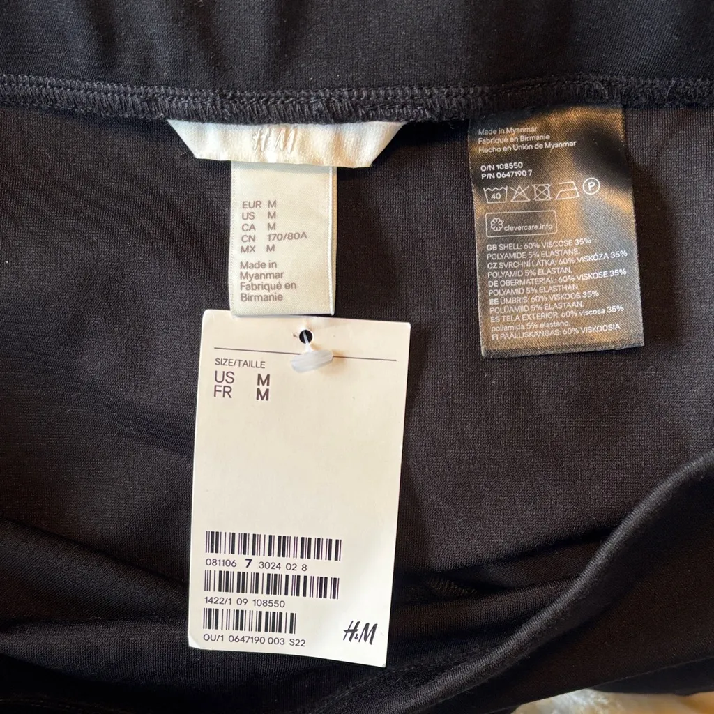 H&M Black Mini Skirt with Ruffles Size Medium - Image 3