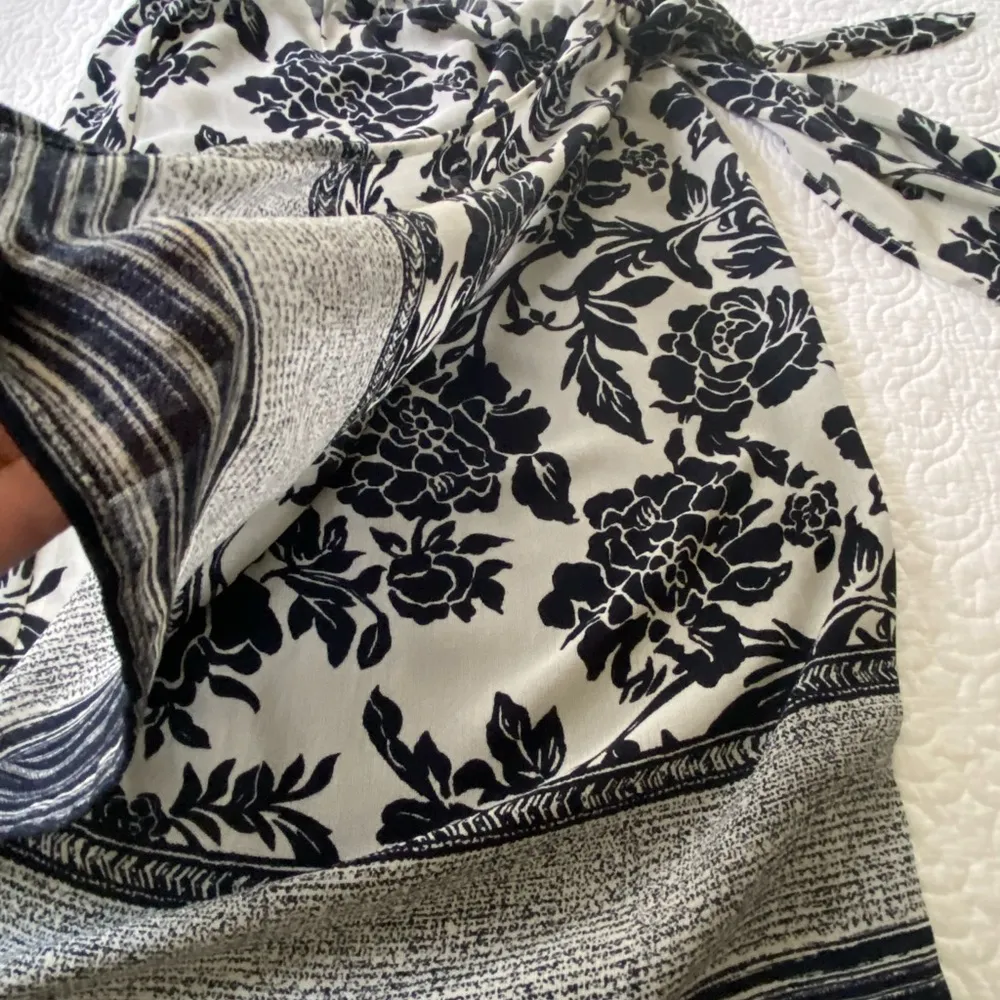 Talbots Silk and Wool Blend Floral Wrap Skirt White with Navy Print Size 12P - Image 8