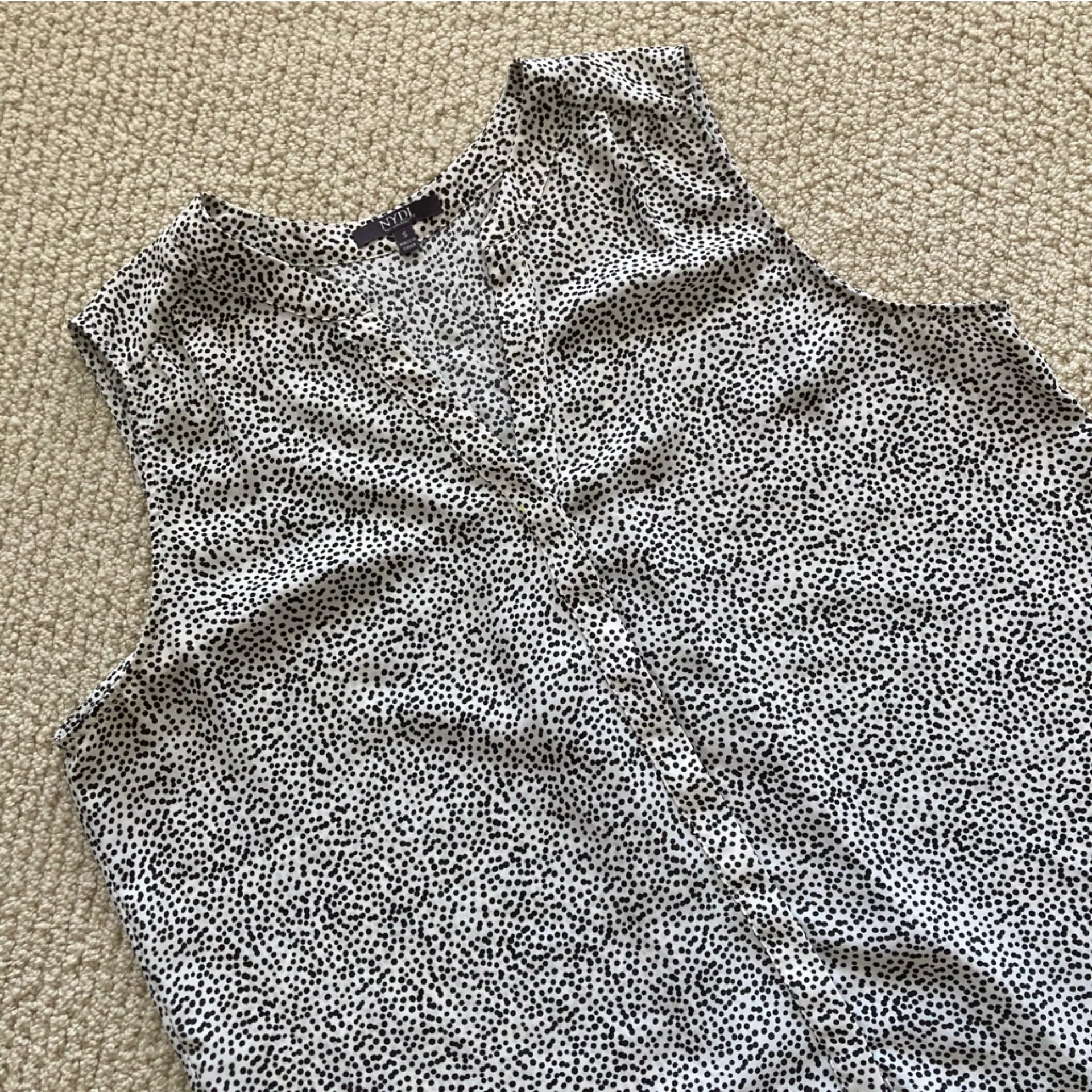 NYDJ Printed Tank Top Button Down Blouse Size Small Flowy Black White EUC - Image 2