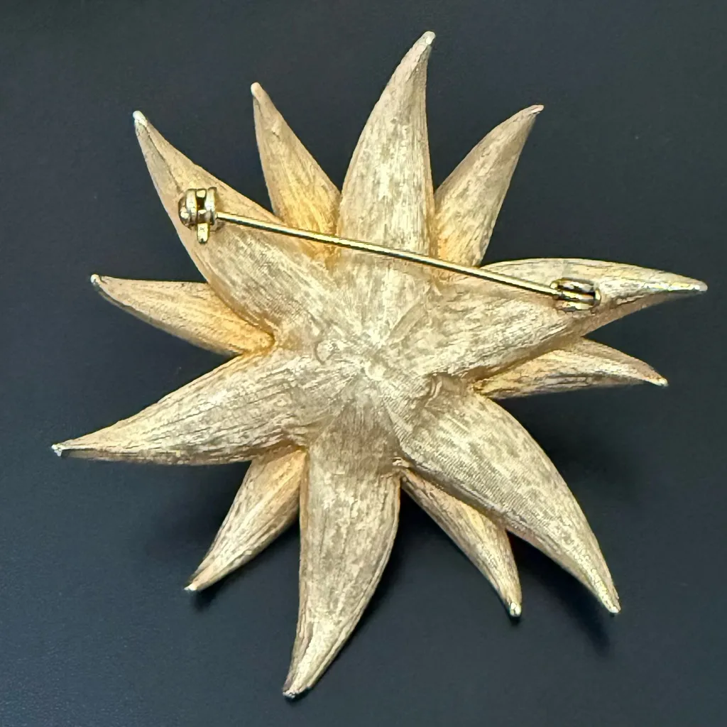 Vintage Unsigned Textured Gold Tone Rhinestone Center 3D Flower Brooch 25g. - Image 4