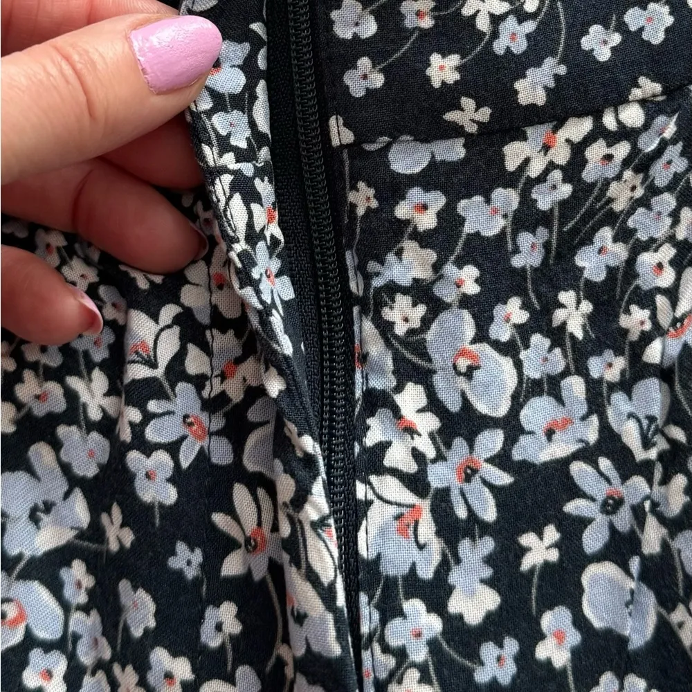 H&M black ditsy floral high rise shorts with pockets, size 6 bohemian summer - Image 2