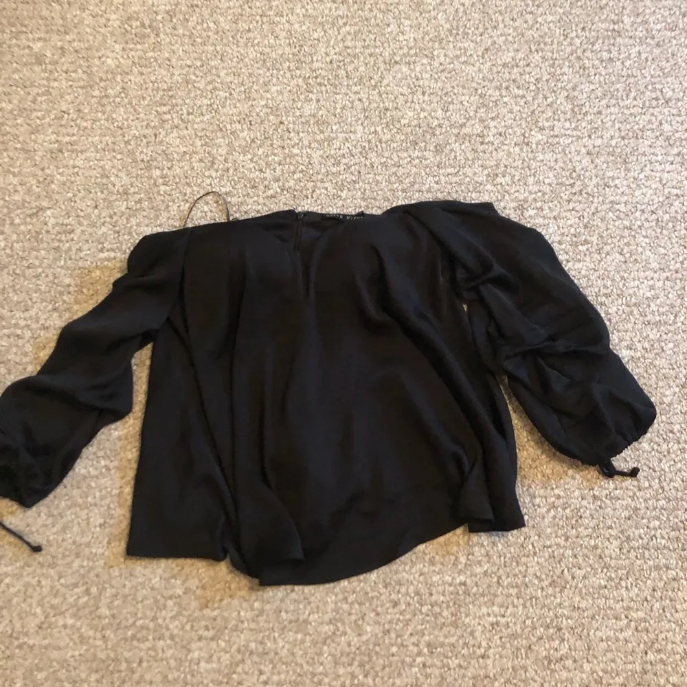 NORDSTROMS Black off the shoulder flowy top - Image 2