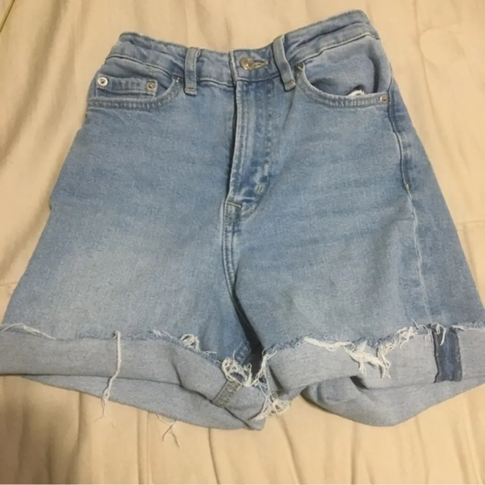 Woman’s size 0 H & M Divided denim cutoff jean shorts - Image 3