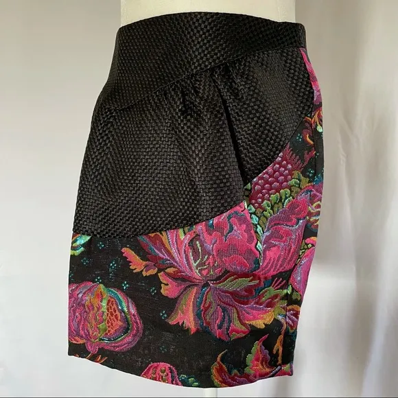 New  Metallic Floral Jacquard Mini Skirt Black Pink - Image 2