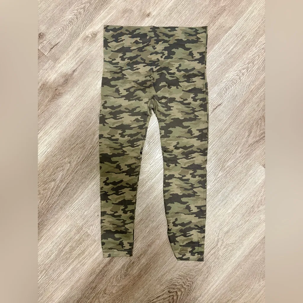Spanx Look At Me Now Seamless Leggings Camo Cropped* - Image 5