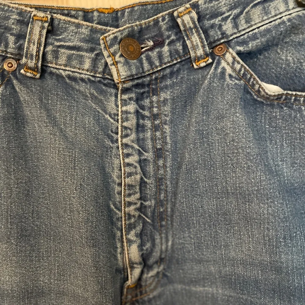 Levi’s women’s vintage 1970s orange tab light weight 5 pocket med wash jeans 28. - Image 2